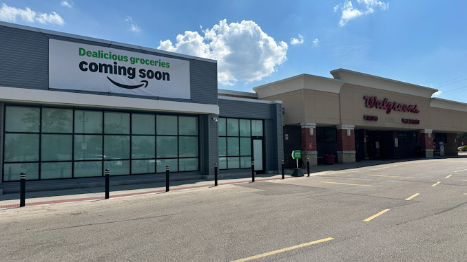 A Dealicious groceries sign appeared on Monday, June 17, 2024, just to the east of the Walgreens store at the southeast corner of Arlington Heights Road and Palatine Road in Arlington Heights  (CARDINAL NEWS).