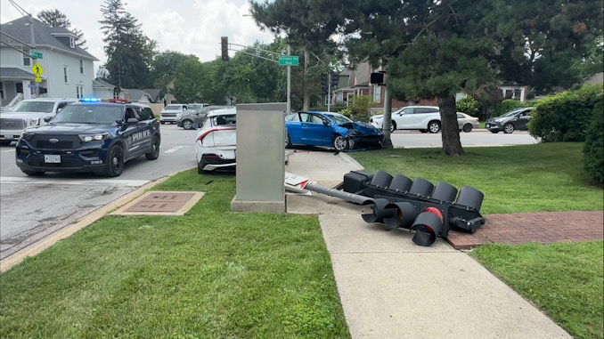 Traffic signal down after personal injury crash at the northeast corner of Arlington Heights Road and Euclid Avenue in Arlington Heights on Tuesday, July 16, 2024 (CARDINAL NEWS)