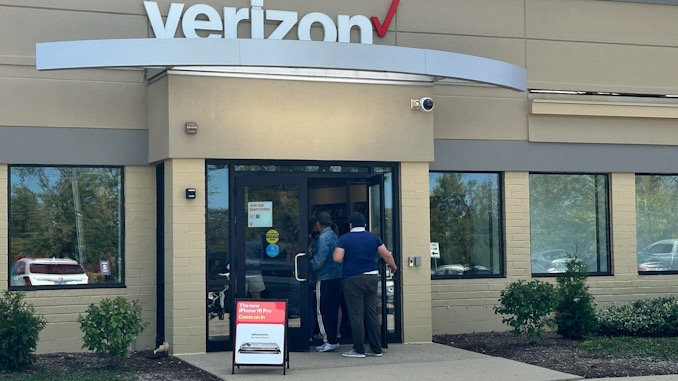 A line formed at the Verizon store on Palatine Road in Arlington Heights where people were inquiring about their devices failing to connect to the Verizon network (CARDINAL NEWS).