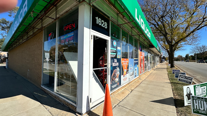 Broken glass door Red Rooster Liquors after a burglary that occurred overnight Friday to Saturday in Arlington Heights (CARDINAL NEWS)