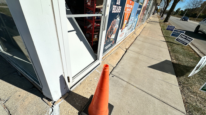 Broken glass door Red Rooster Liquors after a burglary that occurred overnight Friday to Saturday in Arlington Heights (CARDINAL NEWS)