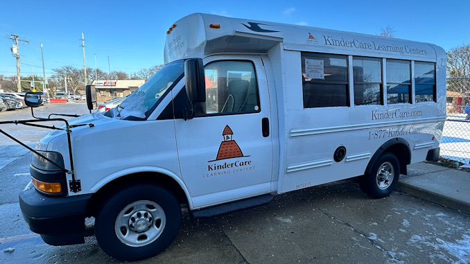 KinderCare bus parked at KinderCare Learning Center, 1003 South Arlington Heights Road in Arlington Heights (CARDINAL NEWS)