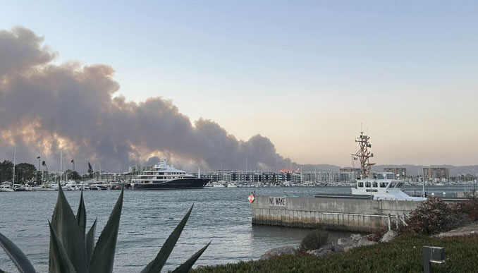 Palisades Fire viewed from Marina Del Ray just southeast of the fire scenes (SOURCE: Tumford12/Wikipedia/Creative Commons CC0 1.0 Universal Public Domain Dedication)